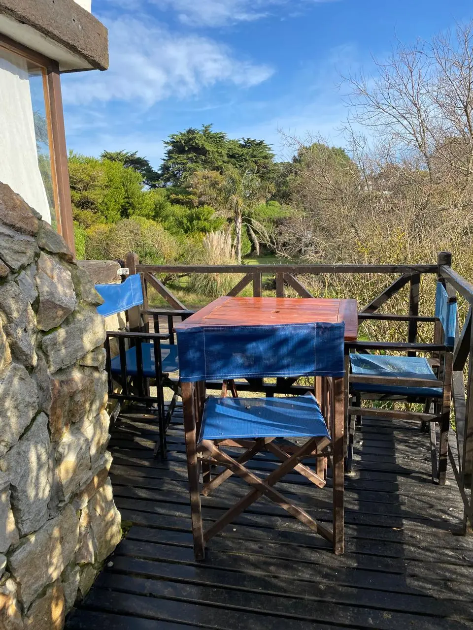 Deck propio de la Cabaña de Mar en Mar de las Pampas con vista al bosque