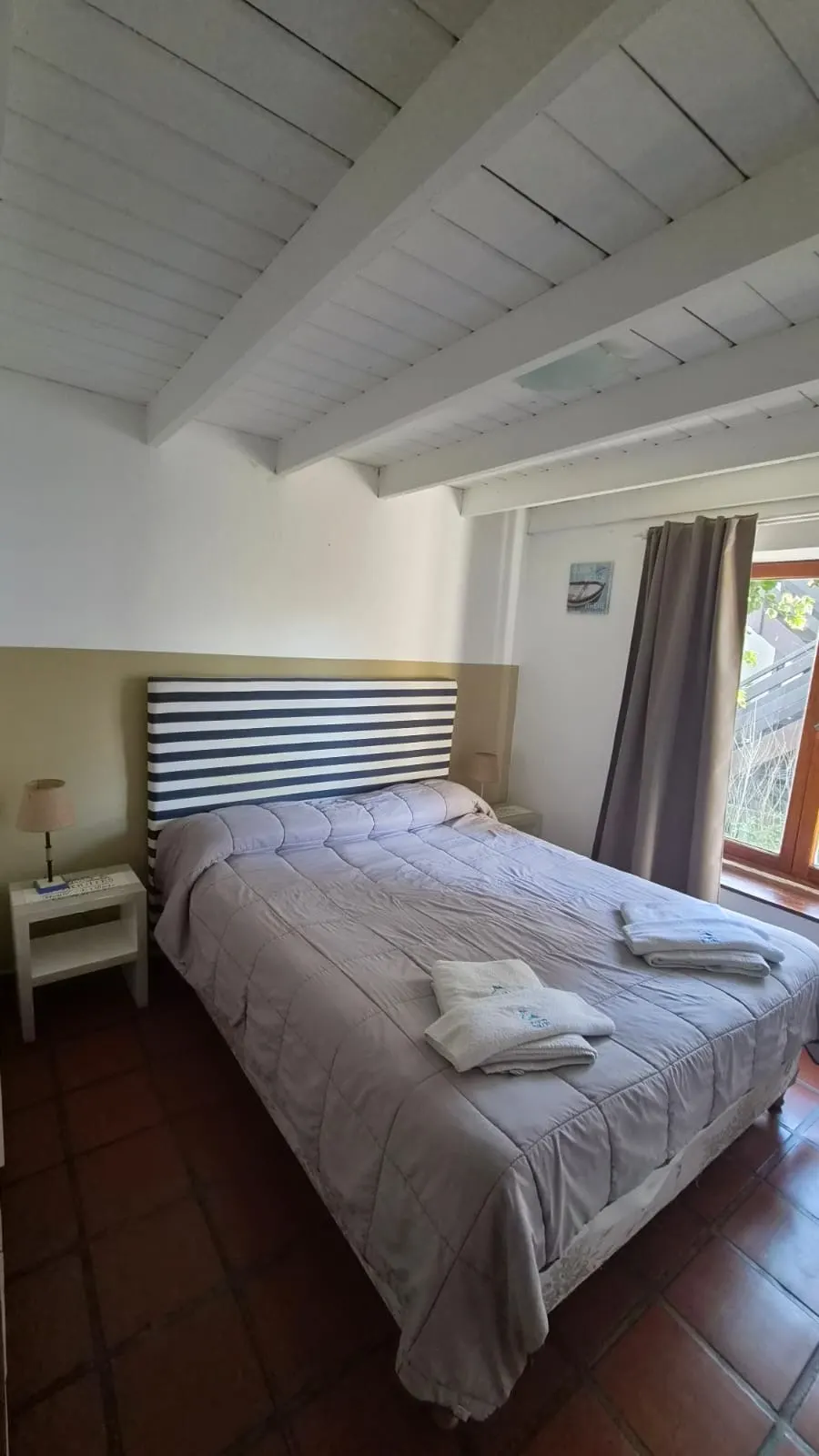 Dormitorio matrimonial de la Casa de Mar en Mar de las Pampas con vigas a la vista