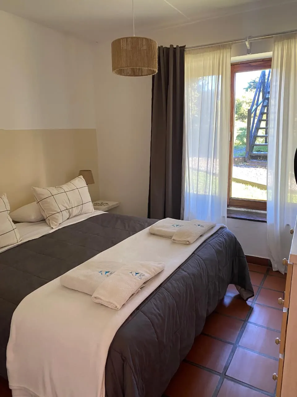 Dormitorio con ventana al bosque en las cabañas Puerto Delfín, Mar de las Pampas