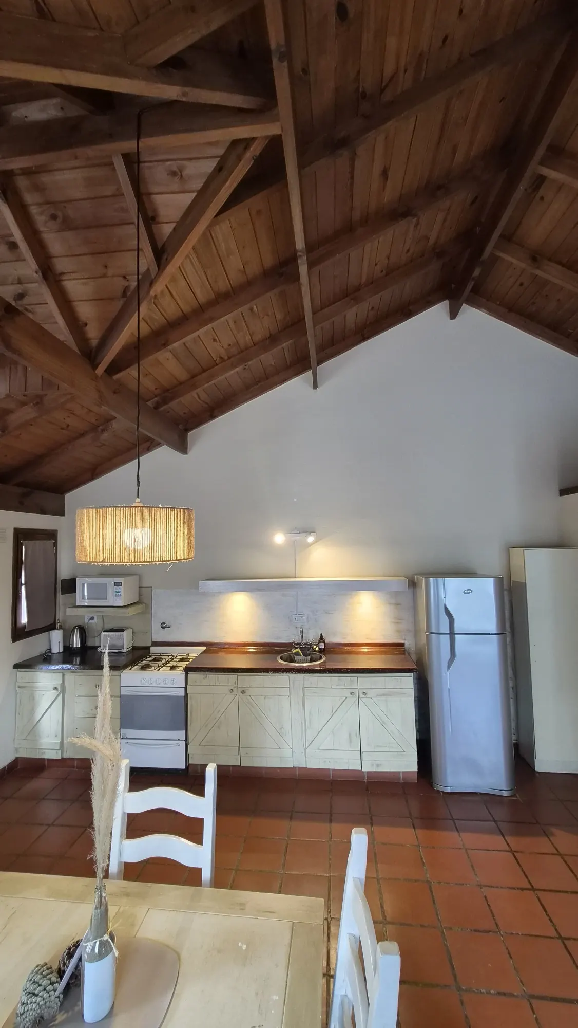 Cocina del Refugio de Mar en Mar de las Pampas bajo el techo a dos aguas